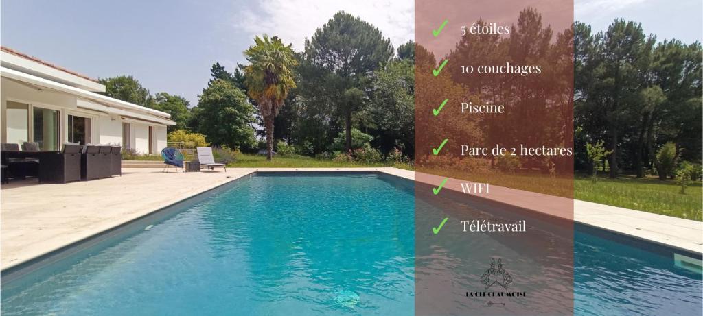 une photo d'une piscine avec description de ses caractéristiques dans l'établissement Magnifique villa 5 etoiles avec piscine privee parc 2 ha, à La Limouzinière