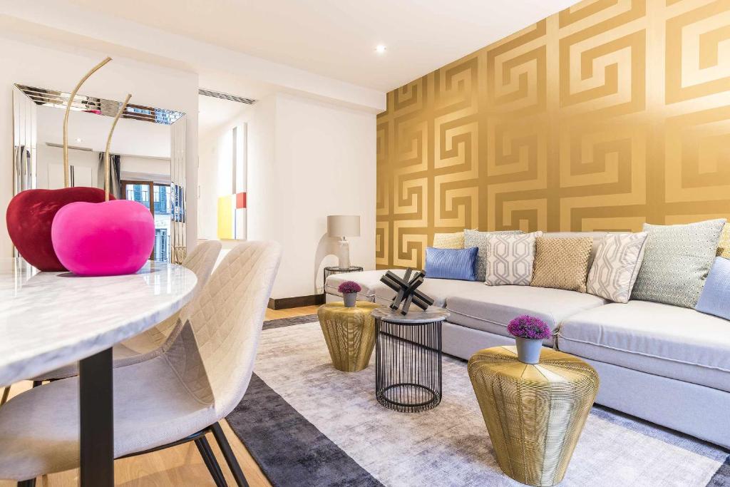 馬德里的住宿－Luxury apartment in the center Gran Via Colon，客厅配有沙发和桌子