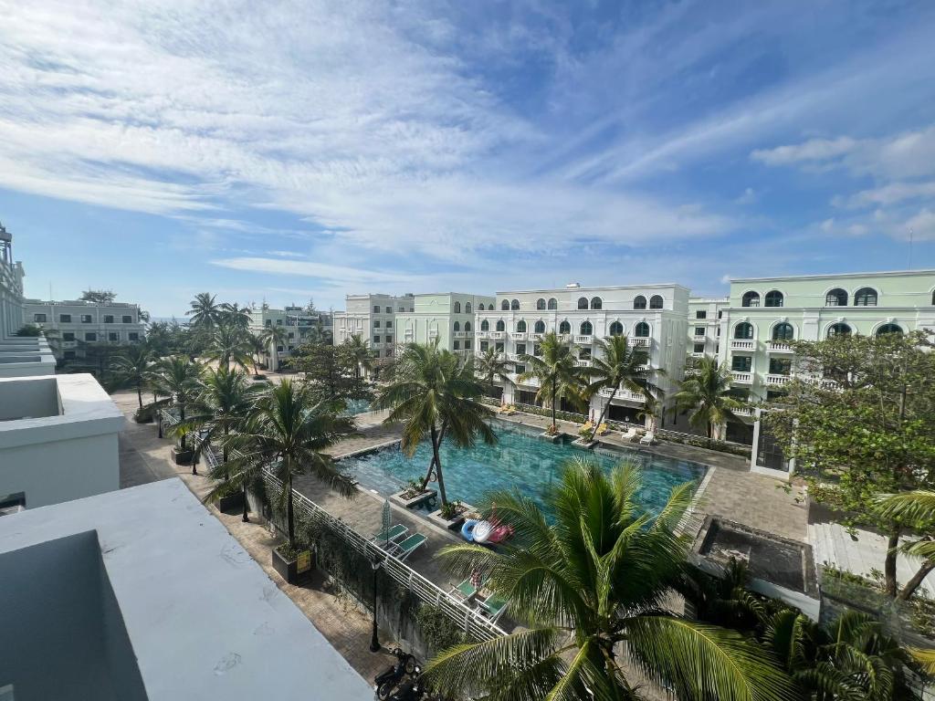 una vista aérea de un hotel con piscina y palmeras en Tanya Phu Quoc Hotel en Phu Quoc