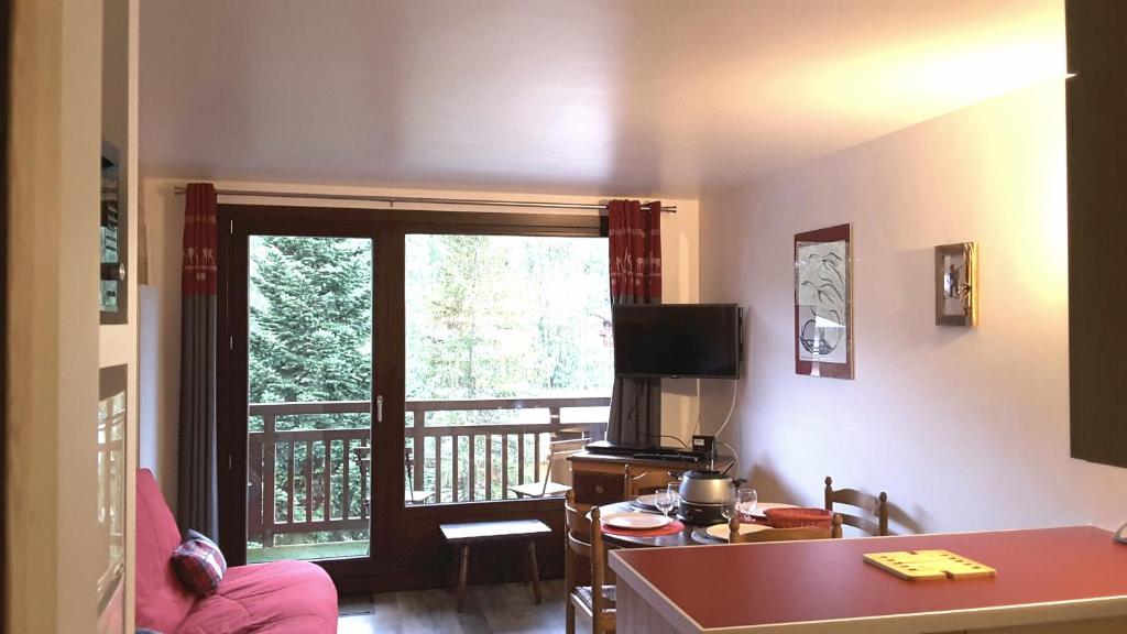 TV a/nebo společenská místnost v ubytování Studio douillet aux deux Alpes