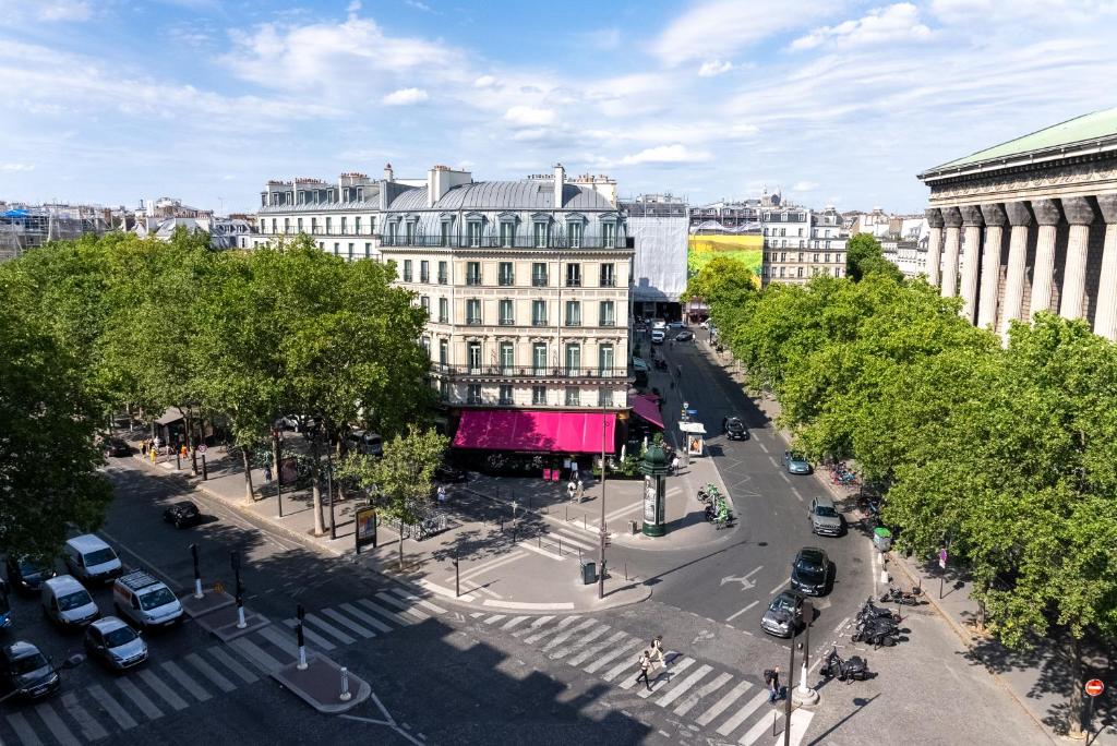 Fauchon l'Hôtel Paris في باريس: اطلالة جوية على شارع المدينة بالمباني