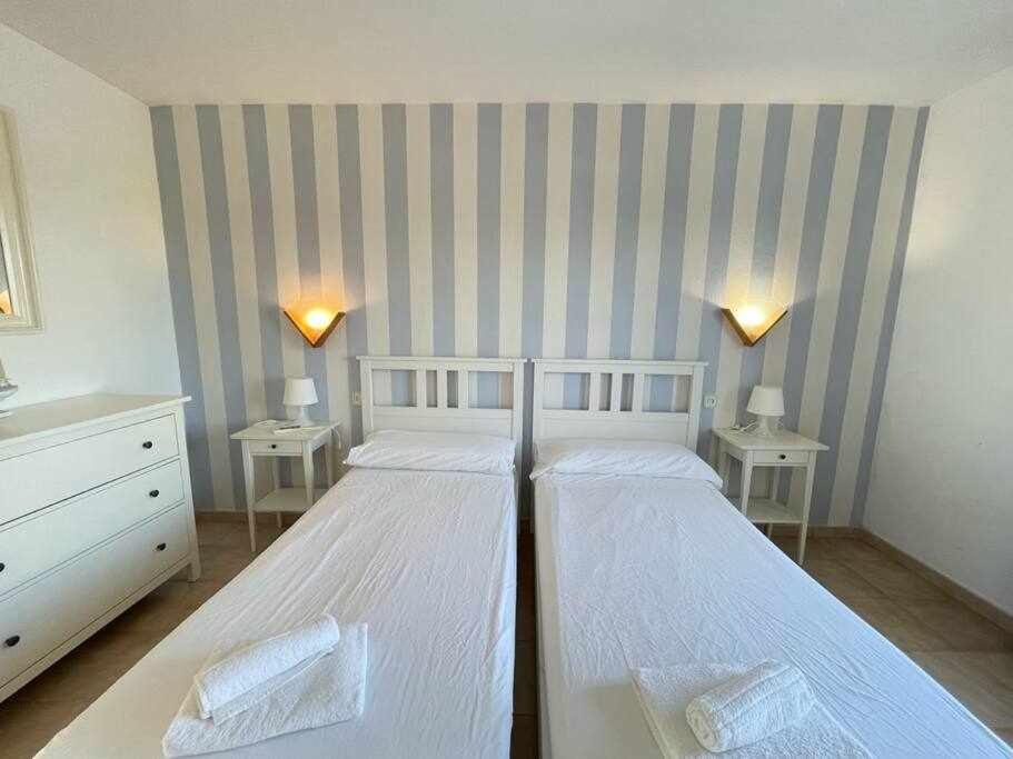 Postel nebo postele na pokoji v ubytování Pregonda - Apartamento con piscina y junto a playa