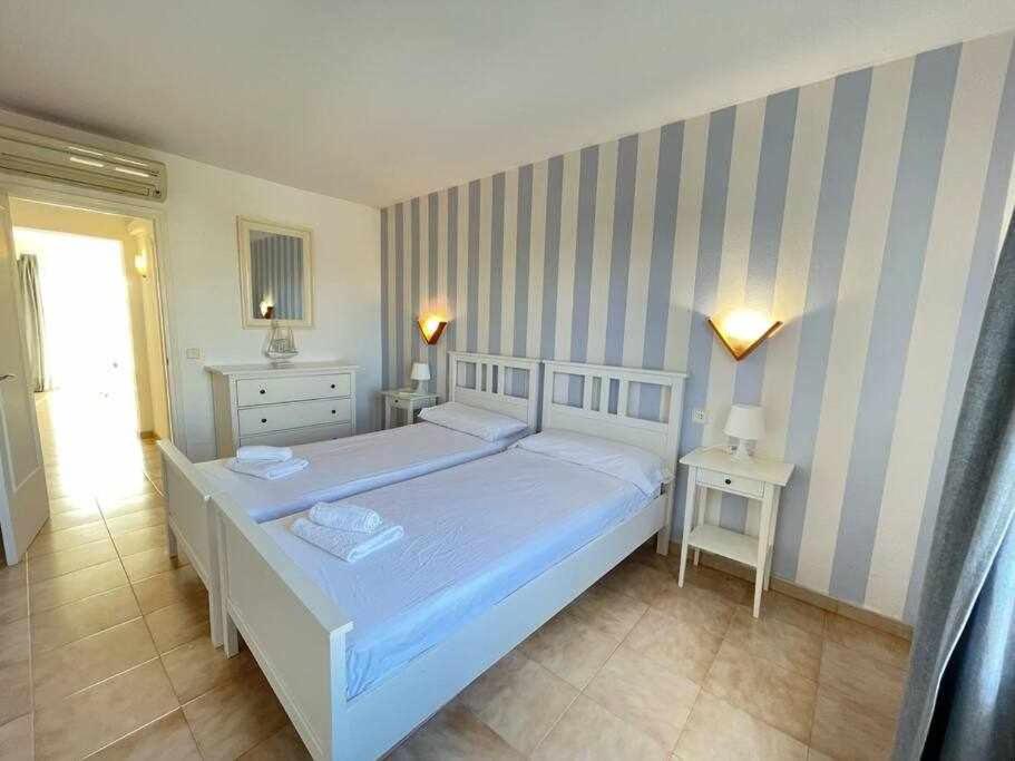 Postel nebo postele na pokoji v ubytování Pregonda - Apartamento con piscina y junto a playa