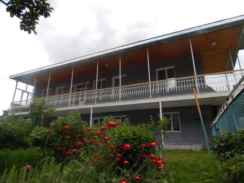 um edifício com uma varanda ao lado em Ineza's Guest House em Stepantsminda