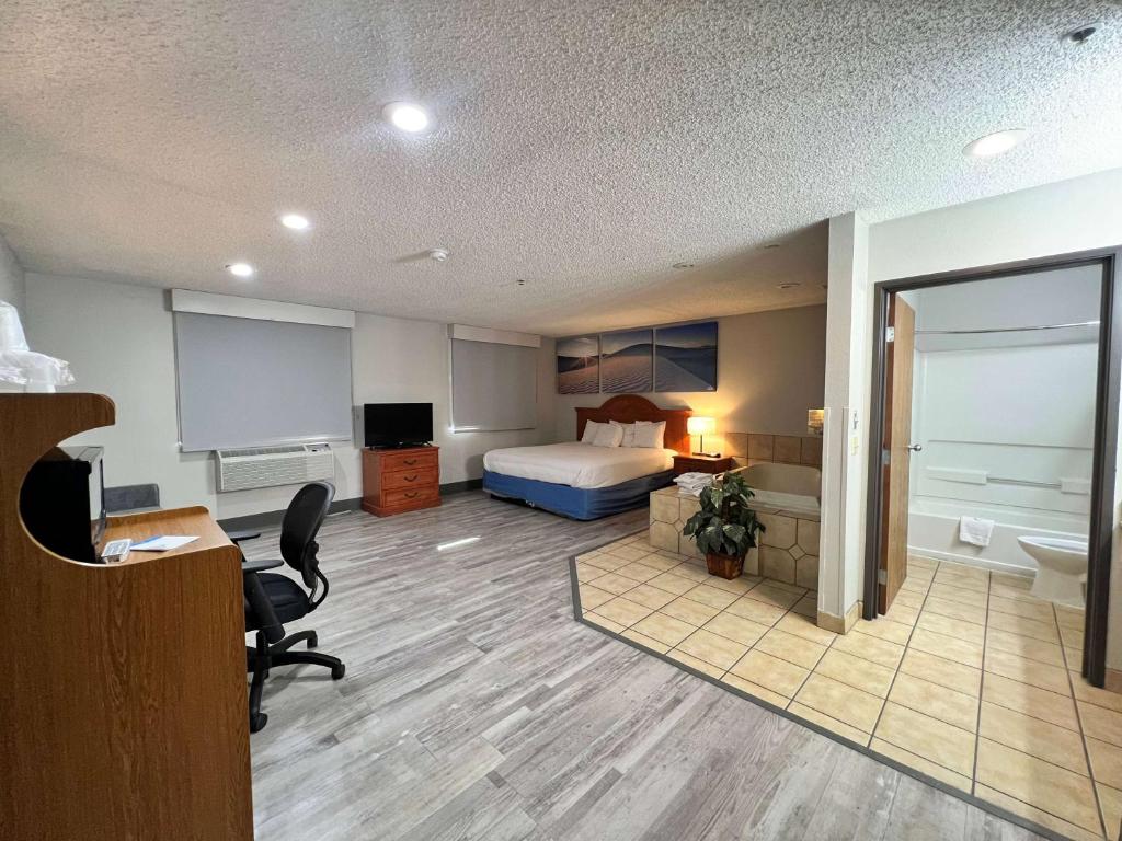 Postel nebo postele na pokoji v ubytování Antelope Inn & Suites