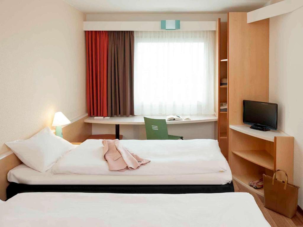 Postel nebo postele na pokoji v ubytování ibis Berlin City Potsdamer Platz
