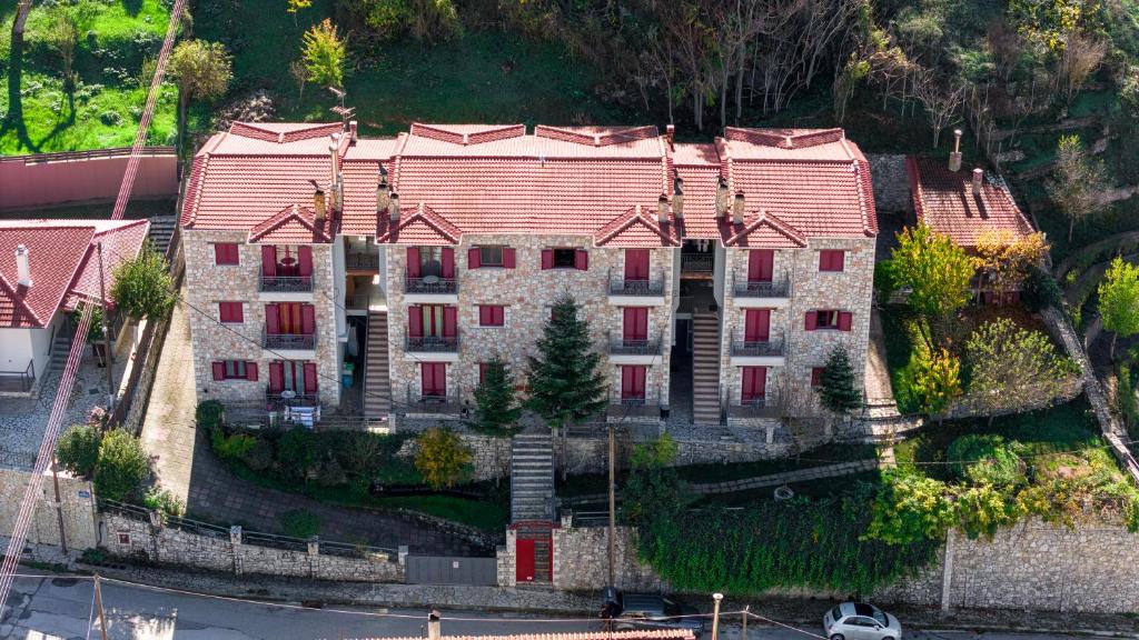 una vista aérea de una gran casa con techo rojo en Το Πέτρινο, en Kalavrita