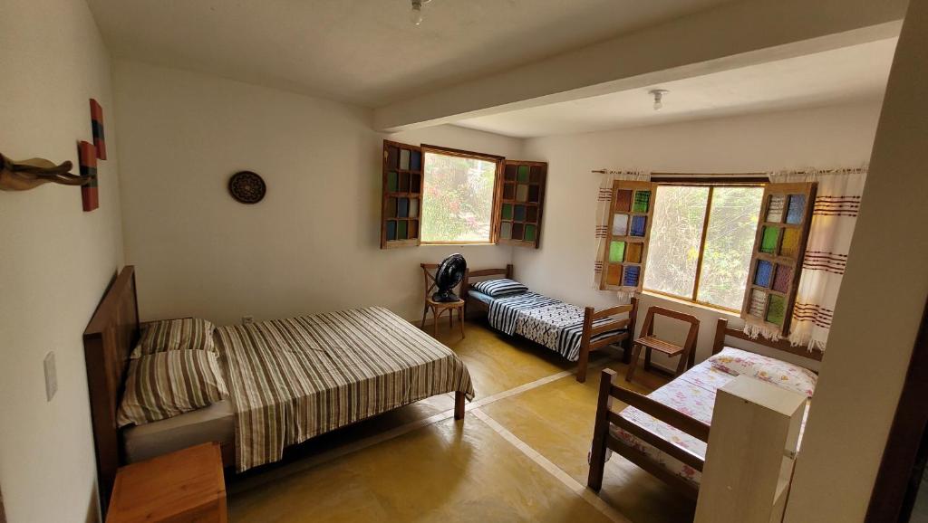 sala de estar con cama y sofá en Suíte família em Casa da Jaqueira, en Lençóis