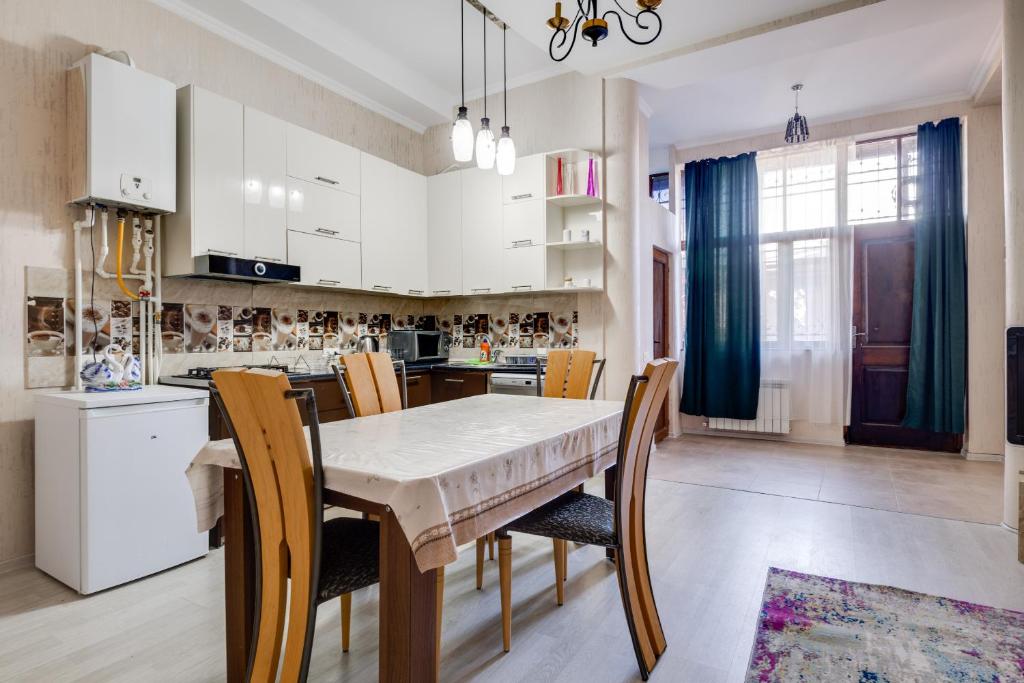 فضای داخلی 2 BR Apartment on Betlemi Street در تفلیس - تصویر ۳