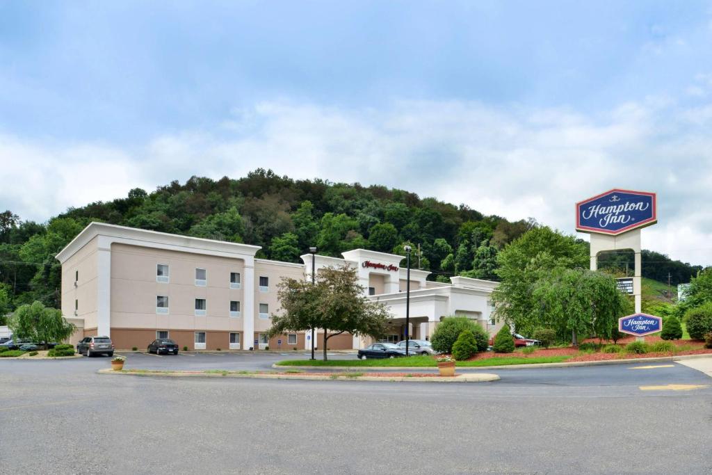 a hotel with a sign in front of a building at Wingate by Wyndham Steubenville in Steubenville