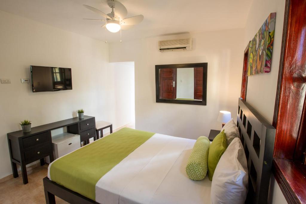 Una televisión o centro de entretenimiento en Hotel whala!bávaro - All Inclusive
