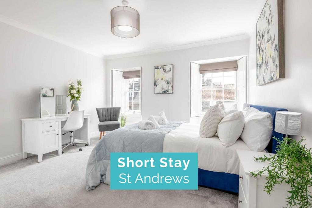 セント・アンドルーズにあるSkye Sands - South Street Residence - St Andrewsの白いベッドルーム(ベッド1台、デスク付)