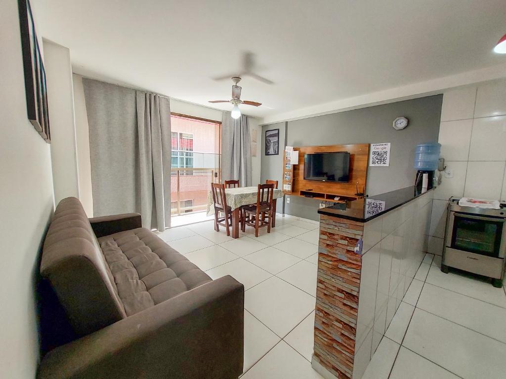 Prainha Paradise في أرايال دو كابو: غرفة معيشة بها أريكة وتلفزيون