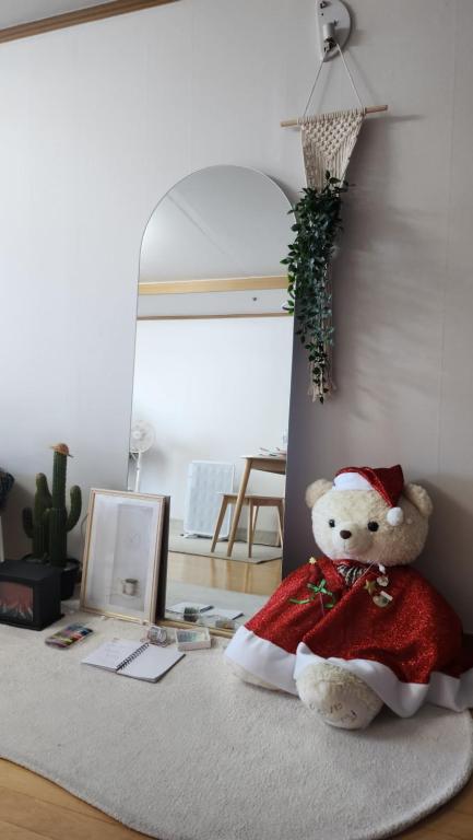 首爾的住宿－Posh_HongDae，坐在房间里桌子上的泰迪熊