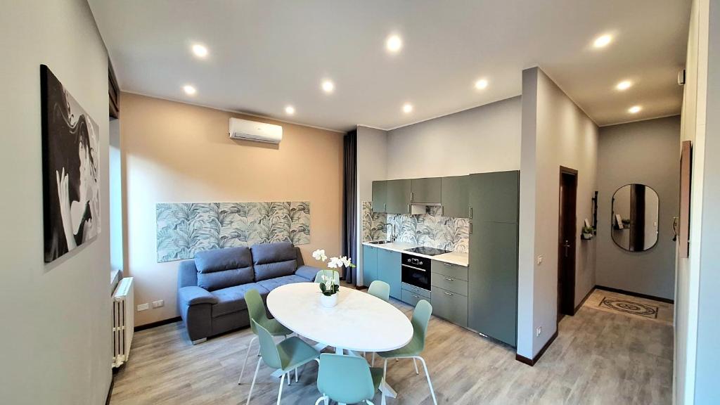 sala de estar con mesa y sofá en Civic153 - Al Glicine Apartments en Verona