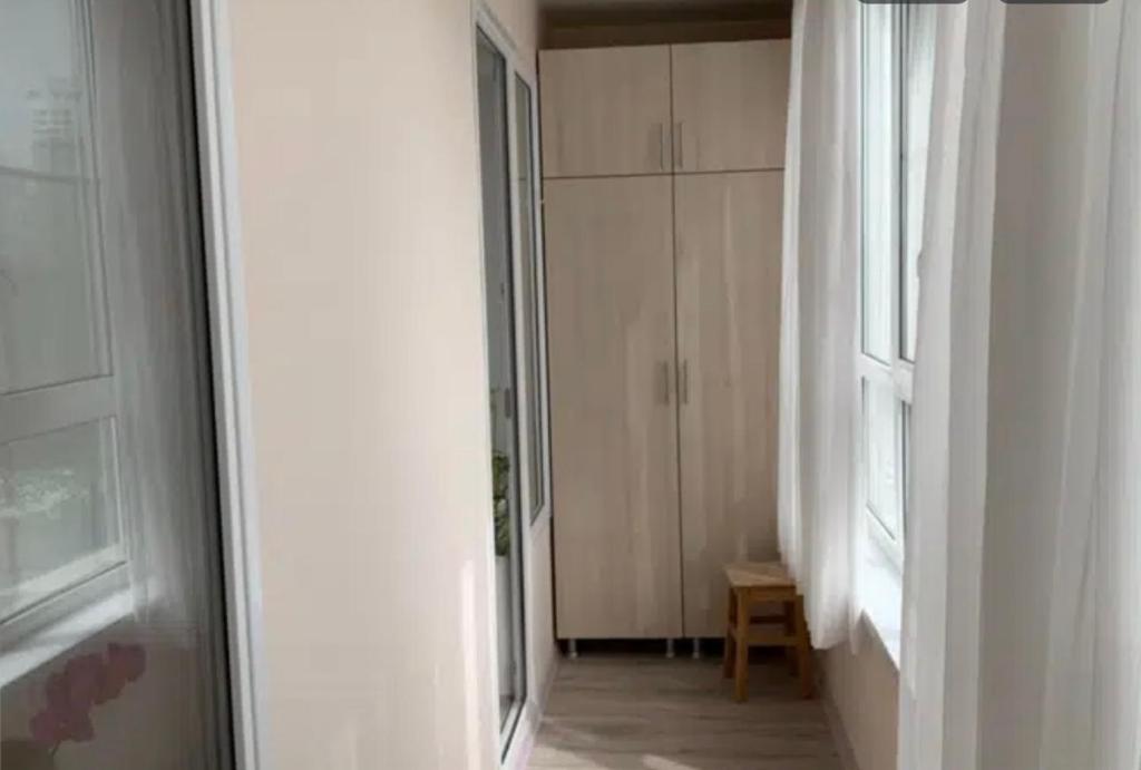 Habitación vacía con ventana y pasillo en VIP apart 552, en Tiflis
