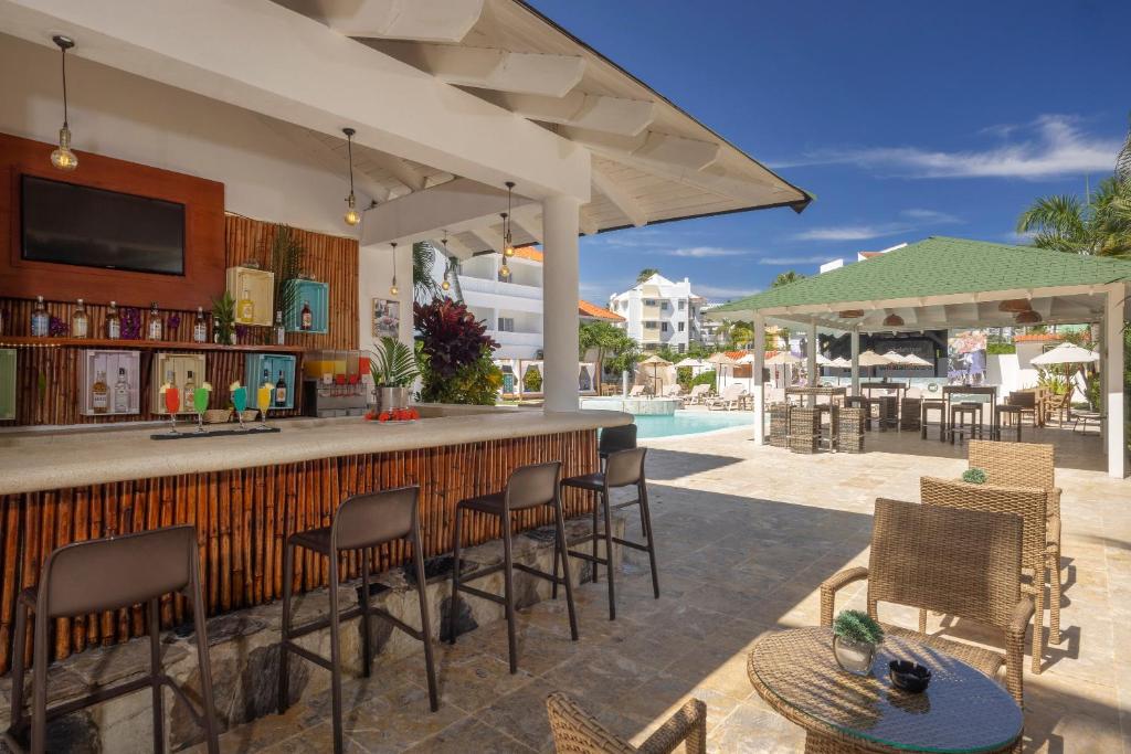 Un restaurante o sitio para comer en Hotel whala!bávaro - All Inclusive