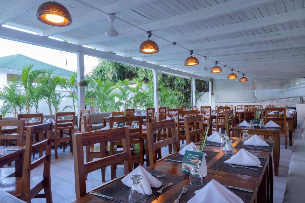 Un restaurante o sitio para comer en Hotel whala!bávaro - All Inclusive