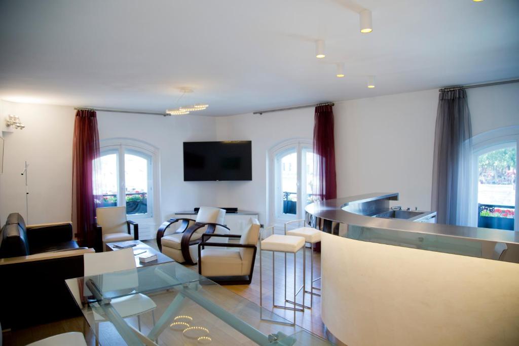 - un salon avec un bar et des chaises dans l'établissement TASTY LUXURY 3 BEDROOM FULL VIEW SEINE-NOTRE DAME, à Paris