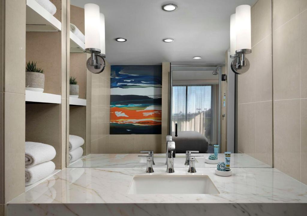 Hotel La Jolla, Curio Collection by Hilton - King Room With Roll -In Shower - Accesso Alla Disabilità