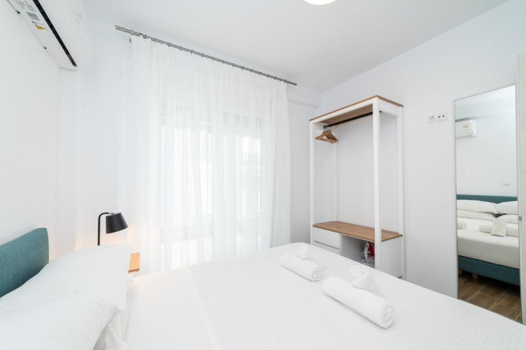 Postel nebo postele na pokoji v ubytování Roxani Residential Complex