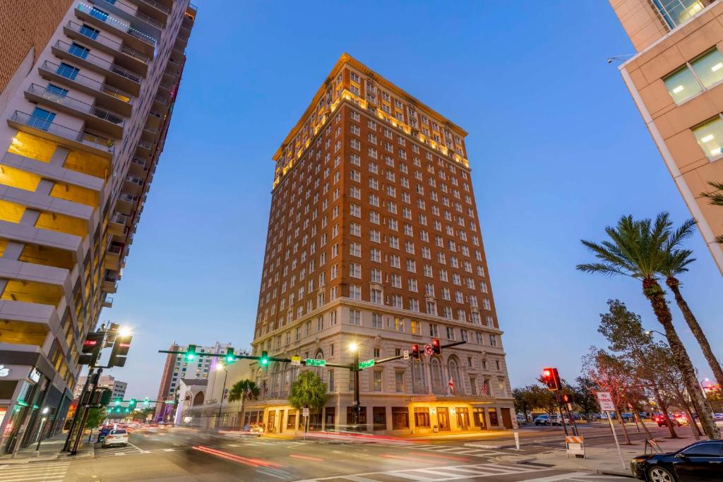 ein hohes Gebäude in der Nacht auf einer Stadtstraße in der Unterkunft Hotel Flor Tampa Downtown, Tapestry Collection By Hilton in Tampa
