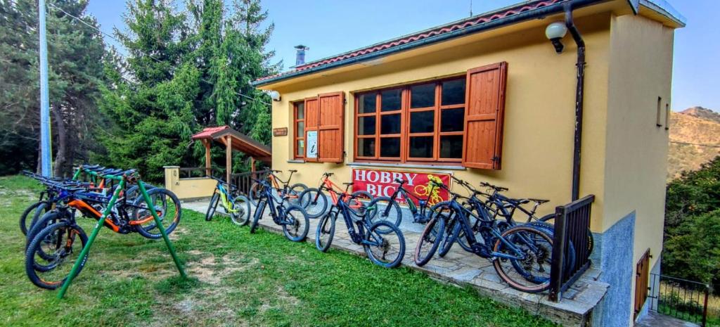 een groep fietsen geparkeerd naast een gebouw bij Rifugio Nido del Biancone in Bosio