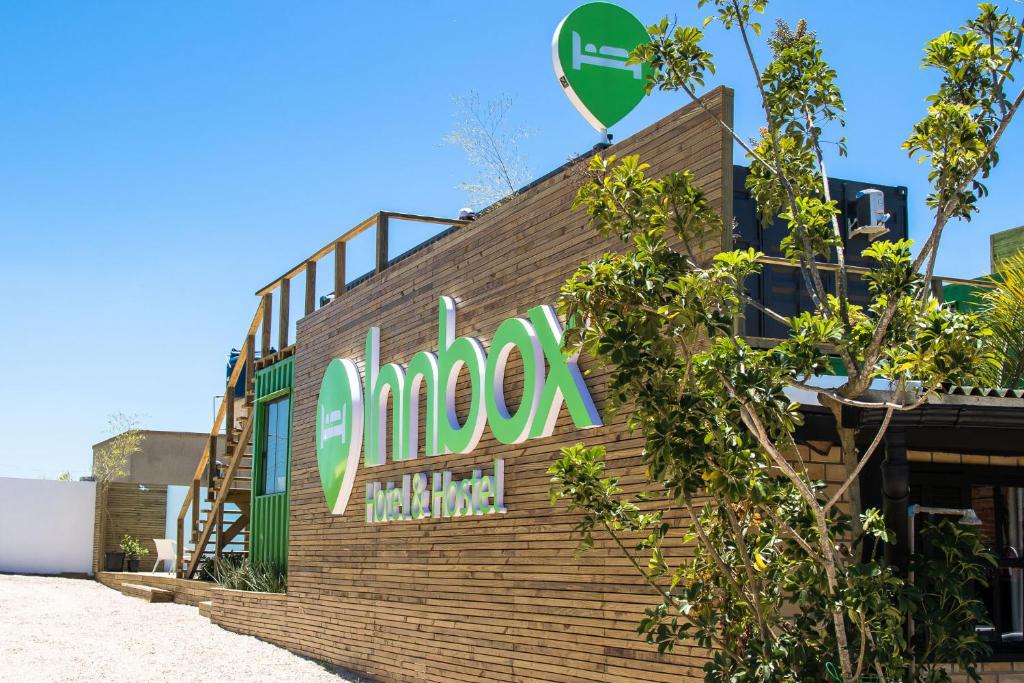 普拉亞做羅莎的住宿－Innbox - Praia do Rosa，砖楼边的标志