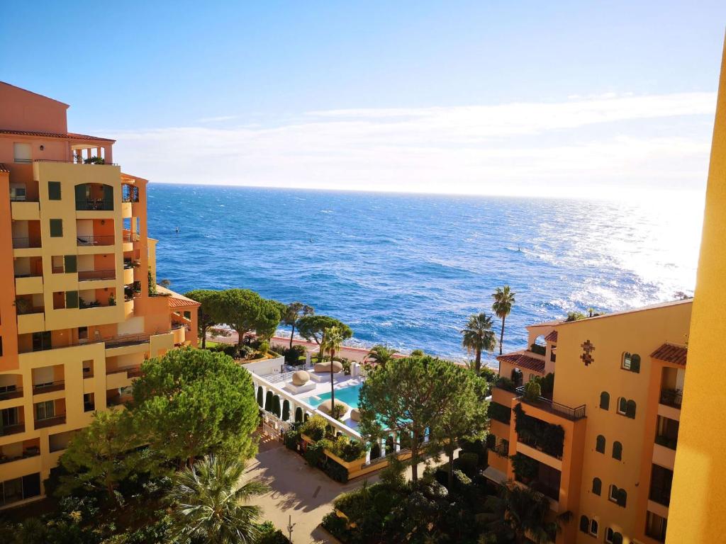 eine Luftansicht des Ozeans von einem Gebäude in der Unterkunft Columbus Hotel Monte-Carlo, Curio Collection by Hilton in Monte Carlo