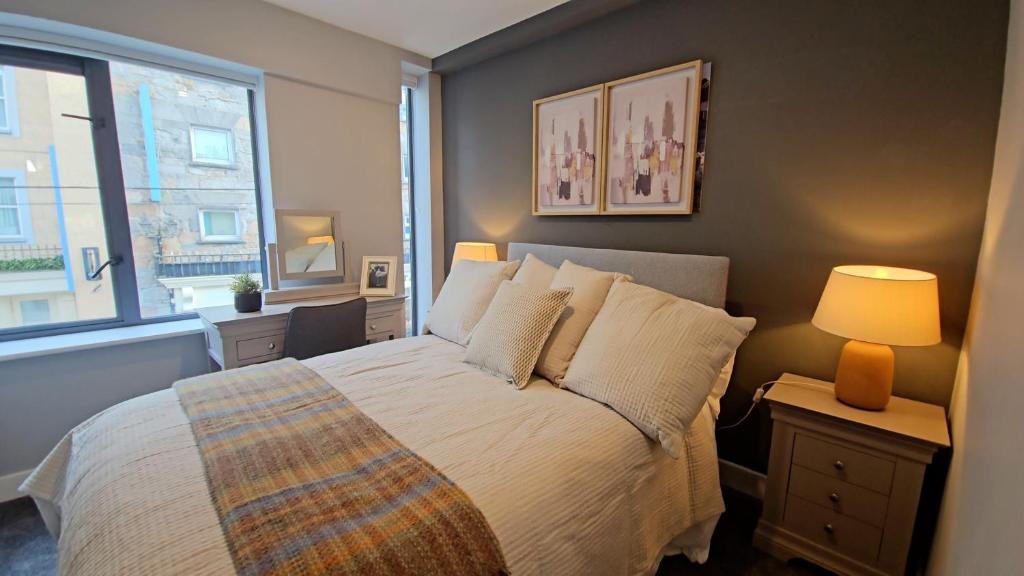 sypialnia z dużym łóżkiem i oknem w obiekcie Madison House w Galway
