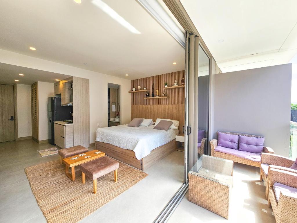 卡塔赫納的住宿－Apartamento en Morros Zoe con acceso directo al mar en Cartagena，一间卧室配有一张床、一张沙发和一张桌子