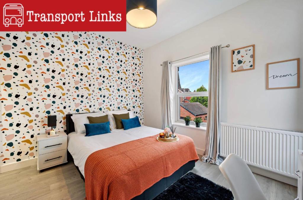 una piccola camera con letto e finestra di Stockport Retreat - Double En-suite - Great transport links - Greater Manchester a Stockport
