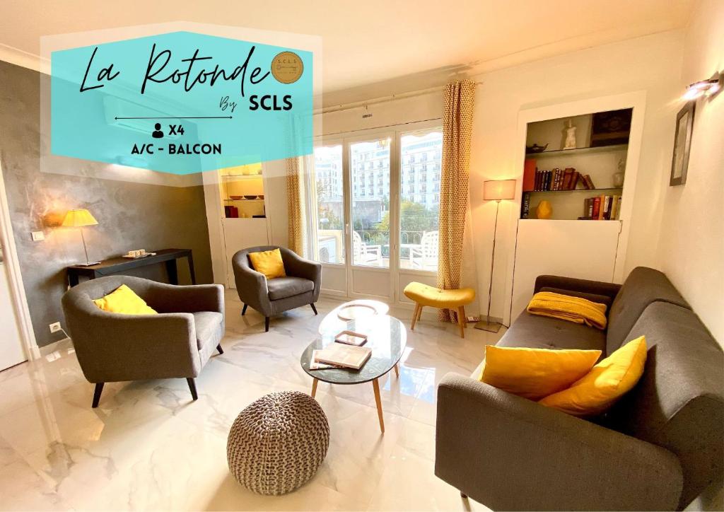 un salon avec un canapé, des chaises et une table dans l'établissement La Rotonde By SCLS Locations, à Cannes
