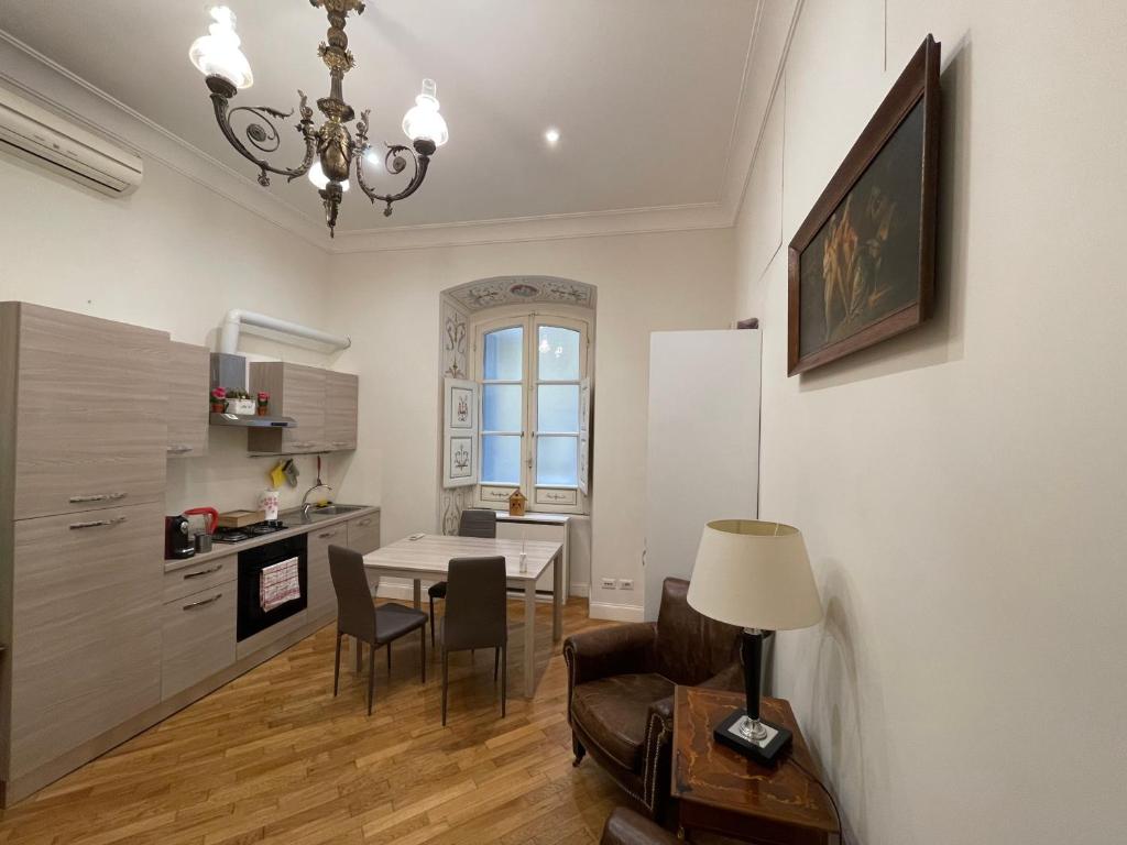 een keuken en een woonkamer met een tafel en stoelen bij Casa Claudia Giulio Cesare in Rome