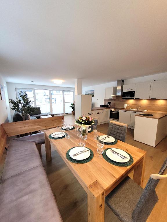 einen großen Holztisch in einem Zimmer mit Küche in der Unterkunft Winterberg Appartement 21129 in Winterberg