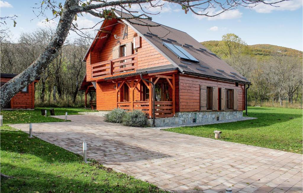 een groot houten huis met een gambrel dak bij Pet Friendly Home In Korenica With Kitchen in Korenica