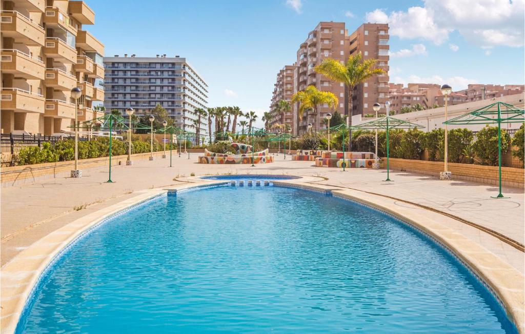 basen w mieście z wysokimi budynkami w obiekcie Stunning Apartment In Oropesa With House Sea View w mieście Oropesa del Mar