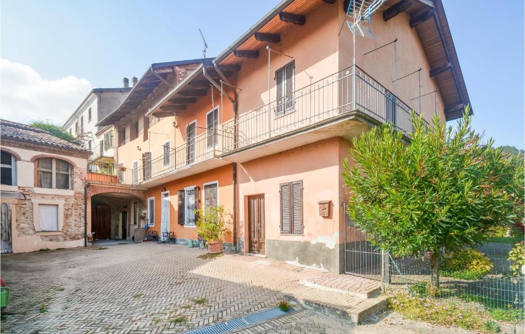 un edificio con un balcón en el lateral. en Awesome Home In Camino Monferrato With Kitchen, en Camino