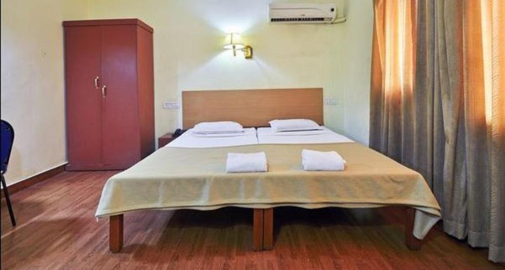 Postel nebo postele na pokoji v ubytování Hotel Srinivas