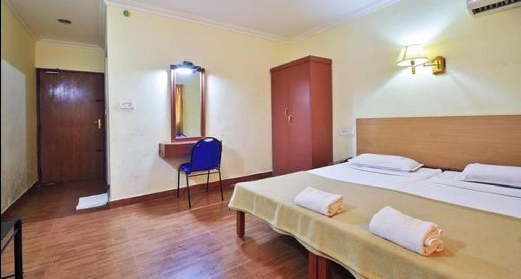 Postel nebo postele na pokoji v ubytování Hotel Srinivas