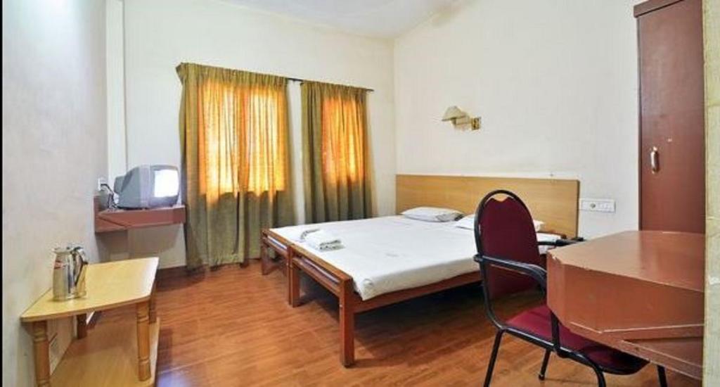 Postel nebo postele na pokoji v ubytování Hotel Srinivas