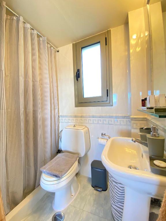 Kúpeľňa v ubytovaní Kalavryta Villa Nano βίλα στο βουνό με τζάκι κοντά στο χιονοδρομικό