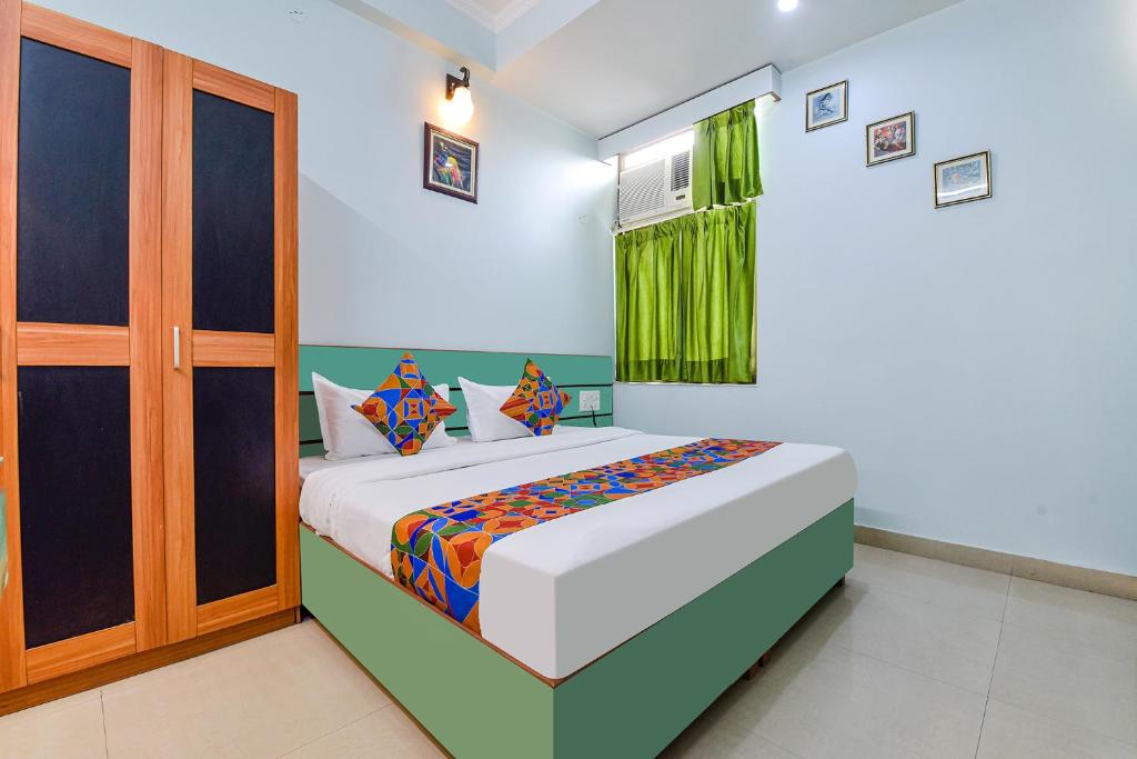 een slaapkamer met een bed en een raam bij FabHotel Aayojan in Jaipur
