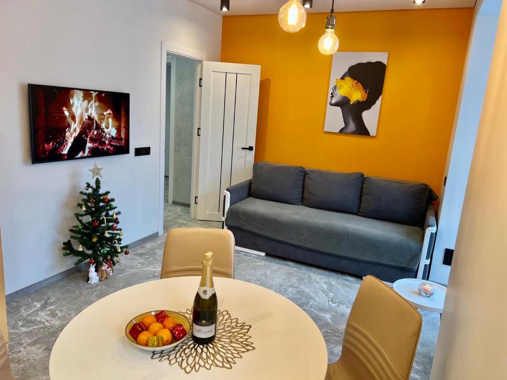 una sala de estar con un árbol de Navidad y una mesa en Gold Apartment Vysochana18, en Ivano-Frankivsk