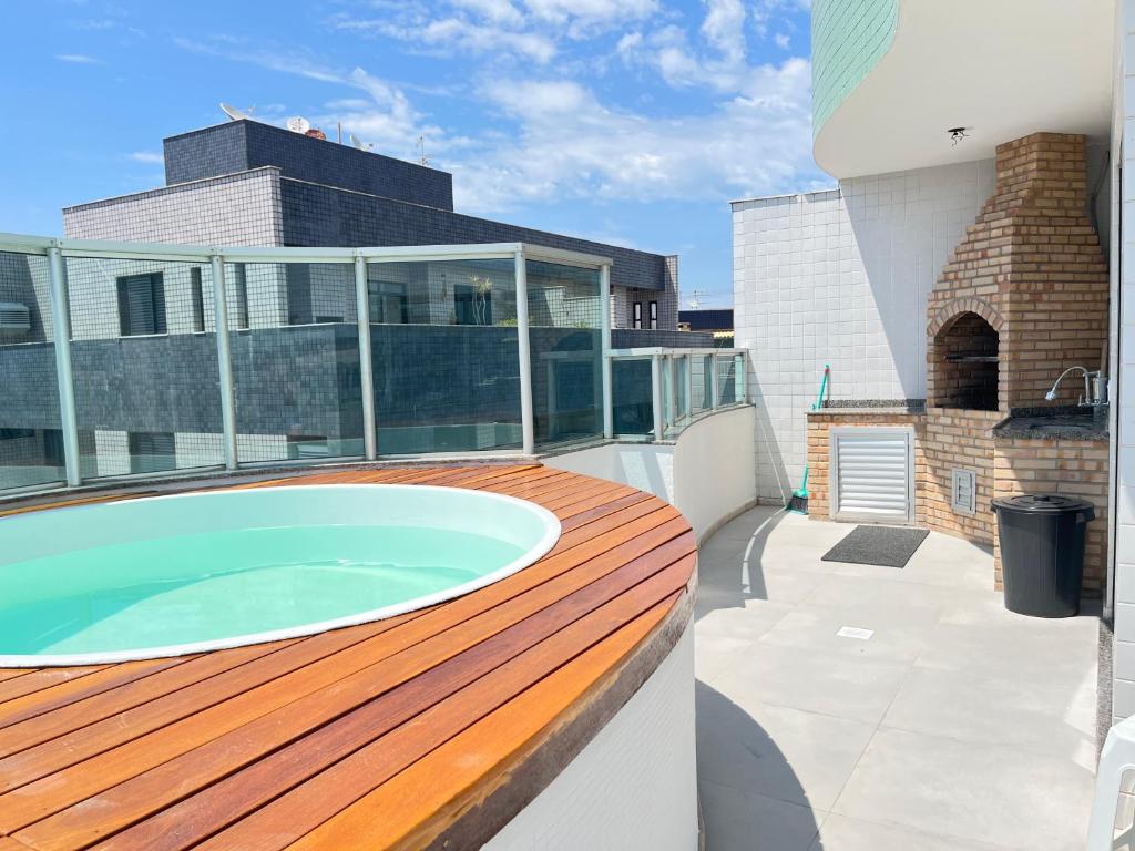 - un balcon avec un bain à remous au-dessus d'un bâtiment dans l'établissement Cobertura com piscina em Cabo Frio, à Cabo Frio