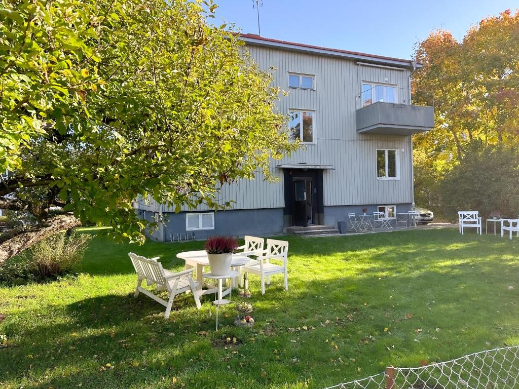 un patio con mesa y sillas frente a un edificio en Strandgården Karlstad en Karlstad