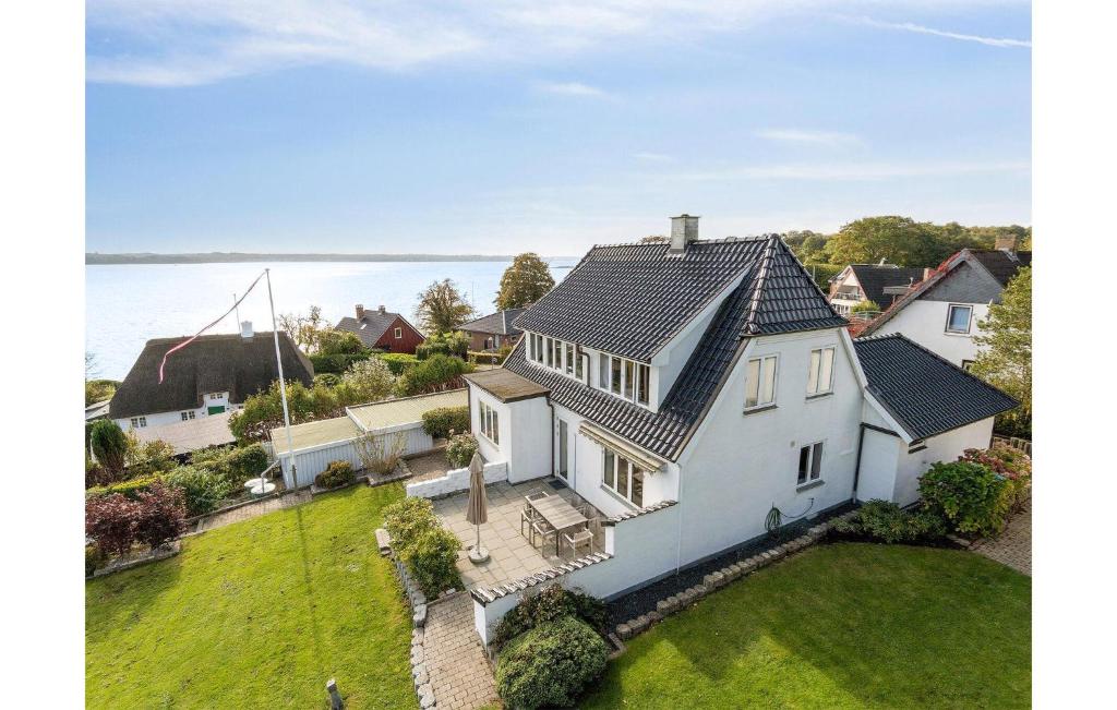 Et luftfoto af Beautiful Home In Krus With House Sea View