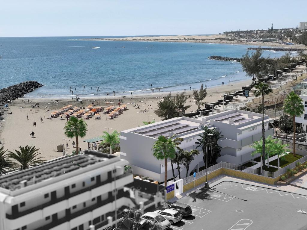 an aerial view of a beach with buildings and palm trees at RELAXIA BEVERLY SUITES in Playa del Ingles