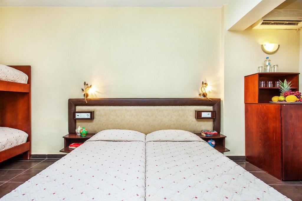 A bed or beds in a room at Elinotel Polis Hotel