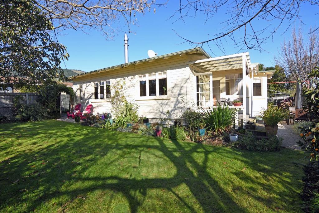 una pequeña casa blanca con un gran patio en Silkwood Cottage - Richmond Holiday Home, en Richmond